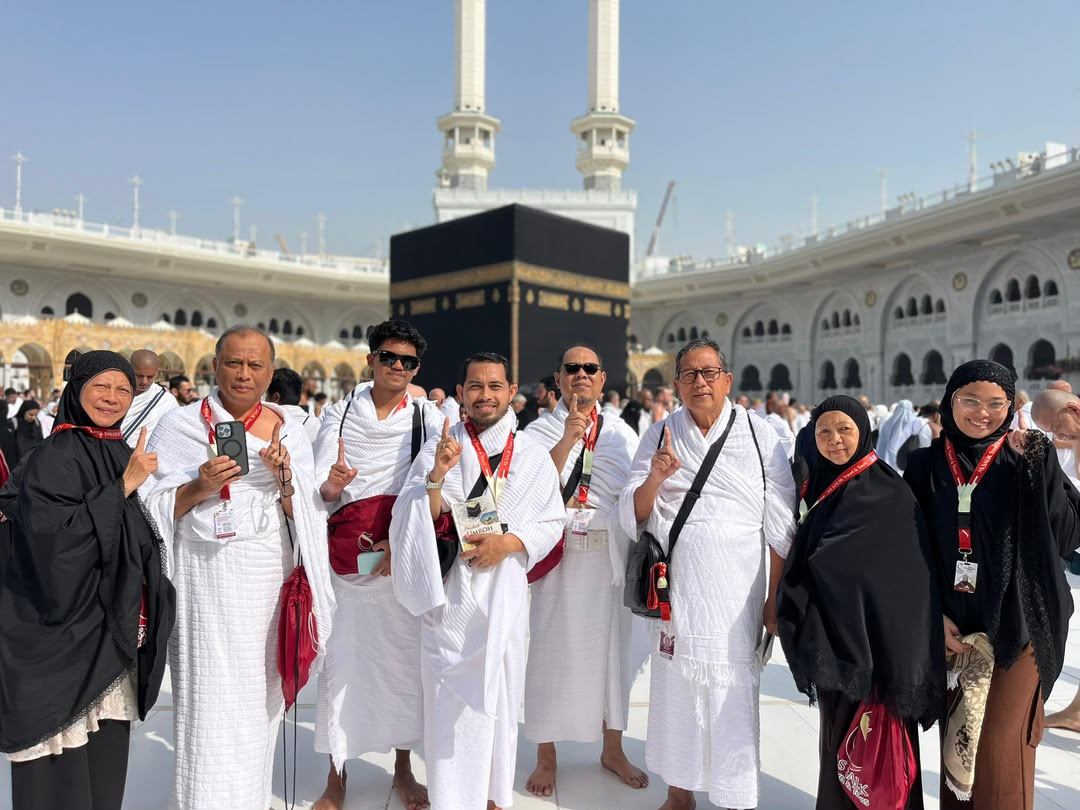 Jemaah As Salik Travel di hadapan Kaabah